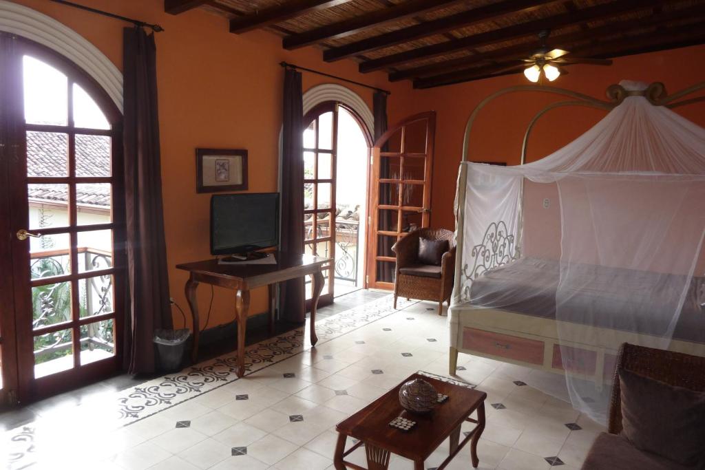 Hotel Casa Cubana Granada Nicaragua - Queen Suite с видом на бассейн