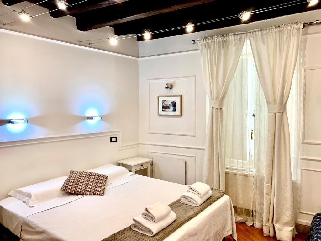 1 dormitorio con 1 cama con 2 toallas en Domus Ester, en Roma