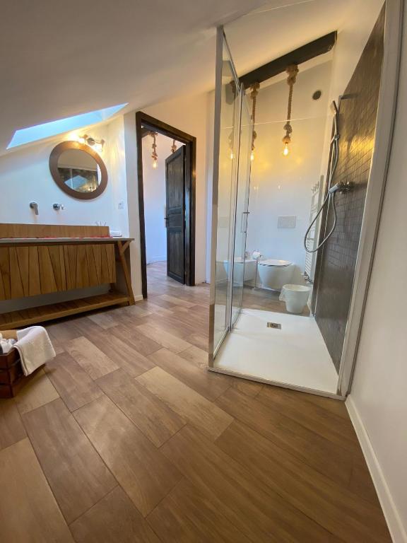Koupelna v ubytování Domino Hotel