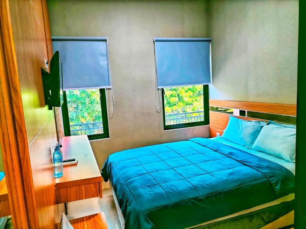 Postel nebo postele na pokoji v ubytování Cozy Residence Tomang