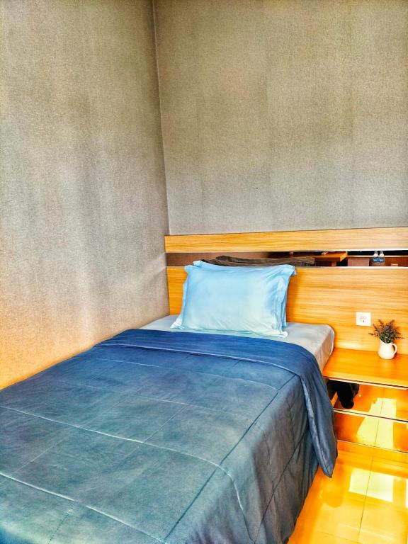 Postel nebo postele na pokoji v ubytování Cozy Residence Tomang