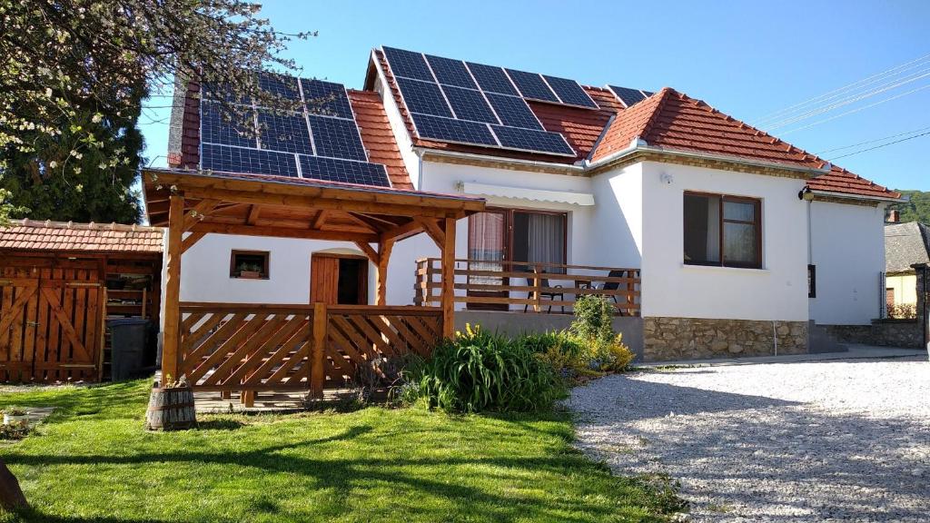 バコニュベルにあるBakonyi Kiscsillagの屋根に太陽光パネルを敷いた家