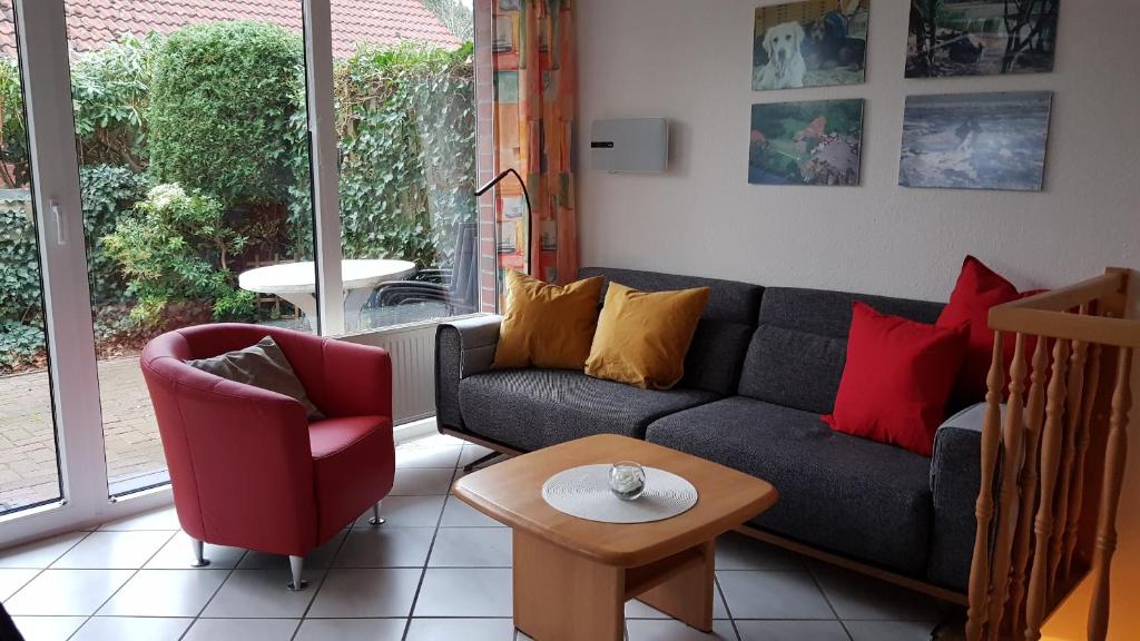 - un salon avec un canapé et une chaise dans l'établissement Ferienwohnung Nordsee, à Cuxhaven