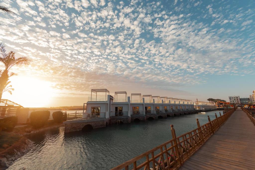 ハルガダにあるBellagio Beach Resort & Spaの水上の桟橋
