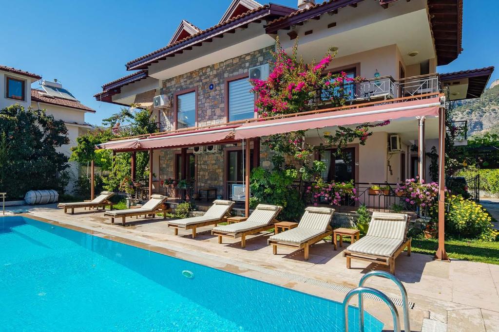 Bazén v ubytování Vira Suites Hotel nebo v jeho okolí