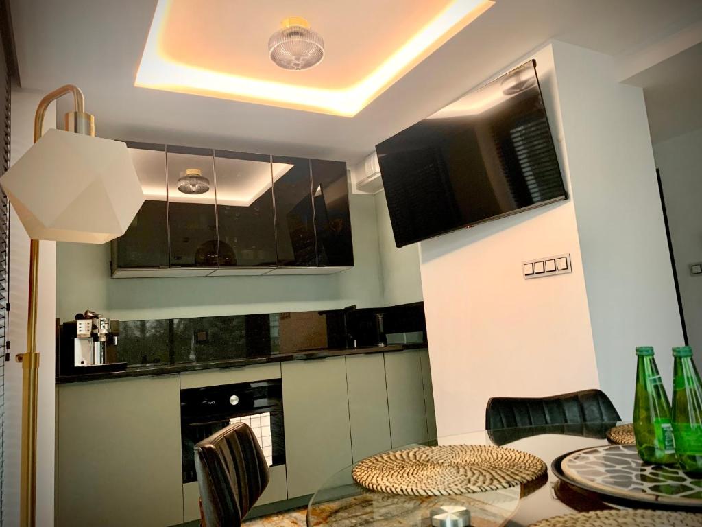 Kuchyňa alebo kuchynka v ubytovaní SASKI apartament PREMIUM Unia Art Residence HOME & SPA CENTER "best view"