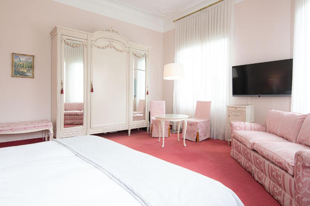 Uma TV ou centro de entretenimento em Hotel Bamberger Hof Bellevue