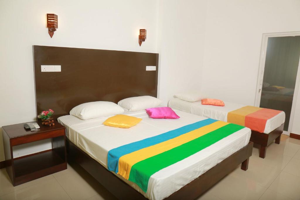 Postel nebo postele na pokoji v ubytování Jayaa Beach