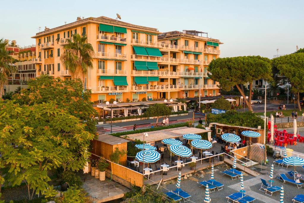 widok z góry na hotel z krzesłami i parasolami w obiekcie Albergo Celeste w mieście Sestri Levante