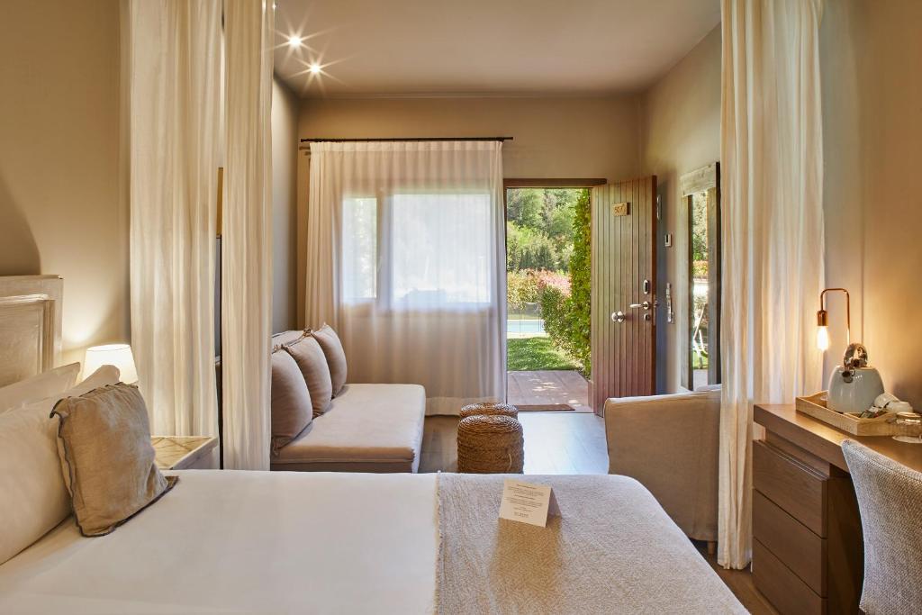 Postel nebo postele na pokoji v ubytování Mas Salagros EcoResort & SPA
