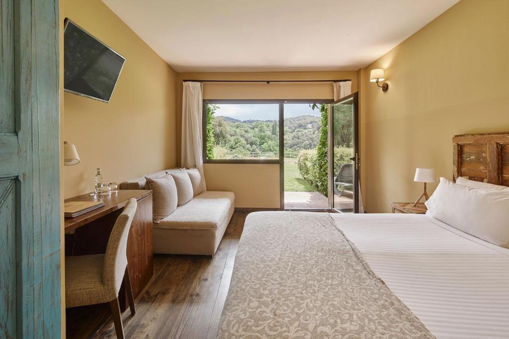 Postel nebo postele na pokoji v ubytování Mas Salagros EcoResort & SPA