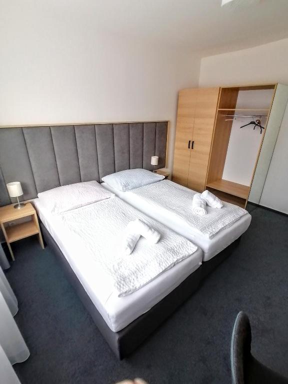 Postel nebo postele na pokoji v ubytování Horský hotel Jelenovská s bazénem v ceně