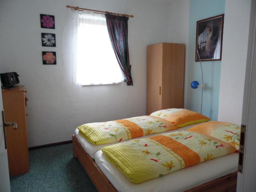 a bedroom with a bed and a window at Altstadt-Ferienwohnung in Weimar