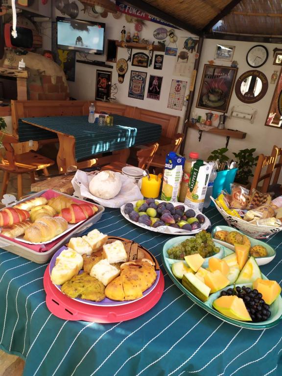 uma mesa com muitos tipos diferentes de alimentos sobre ele em B&B Zia Delia em Villaperuccio