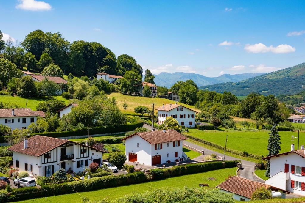 un villaggio in montagna con case di Chambres d'Hôtes Garicoitz a Saint-Jean-Pied-de-Port