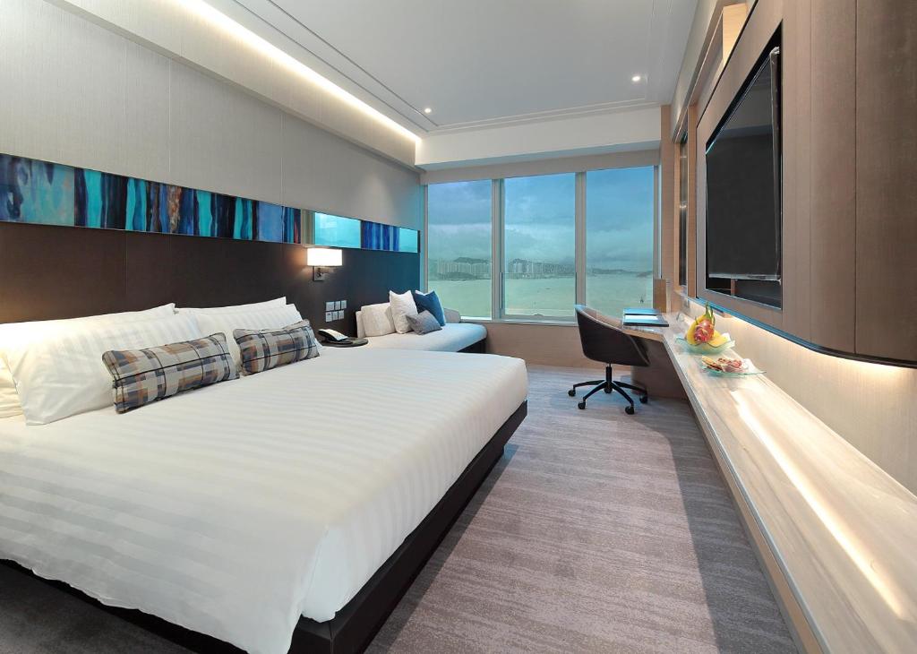 Postel nebo postele na pokoji v ubytování Harbour Grand Kowloon