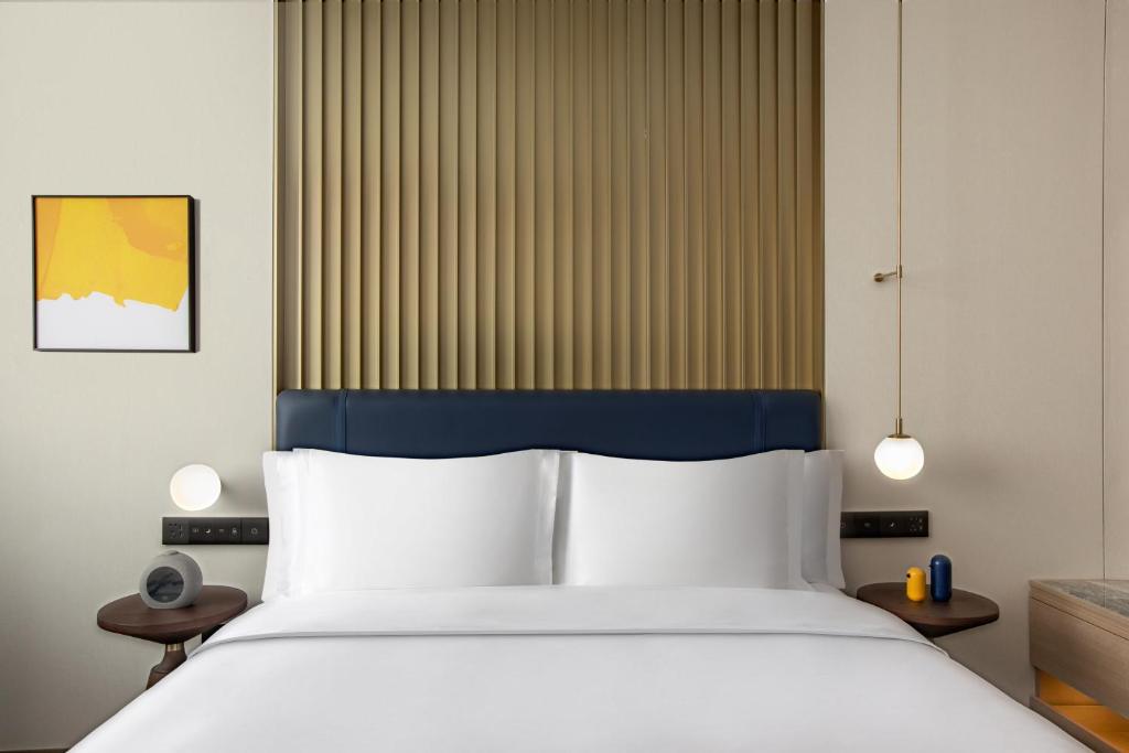 voco Wuhan Xinhua, an IHG Hotel - 标准的国王室，带休息室