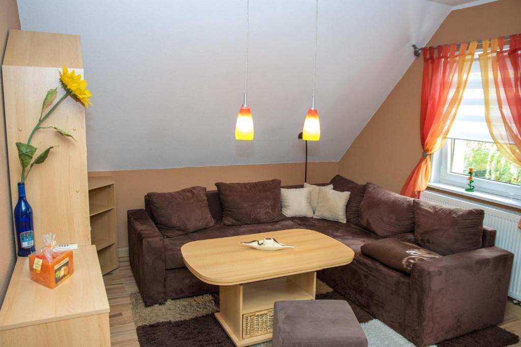 ein Wohnzimmer mit einem Sofa und einem Tisch in der Unterkunft Ferienwohnung Smieszek in Niesky