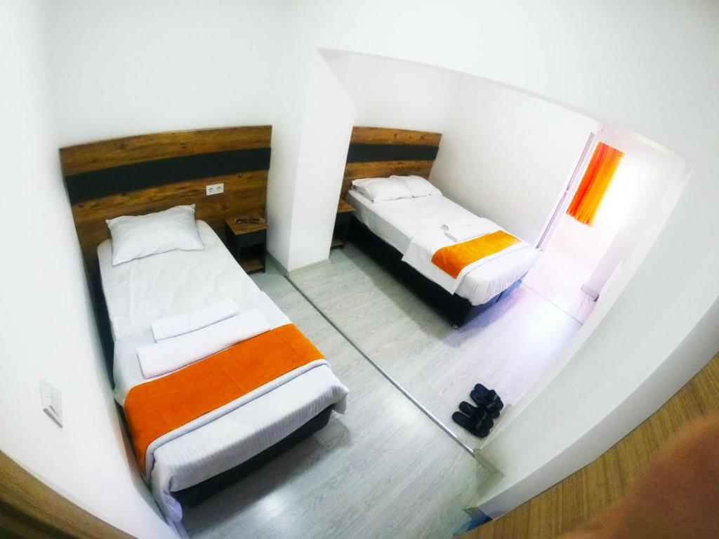 an overhead view of two beds in a room at ANKARA OTEL EVREN in Ankara