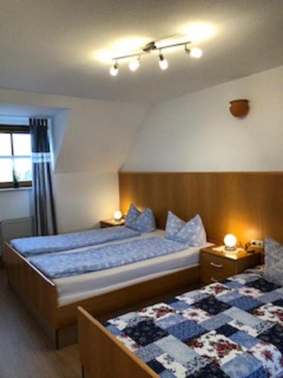 Postel nebo postele na pokoji v ubytování Gästehaus Jutta / Pension Link