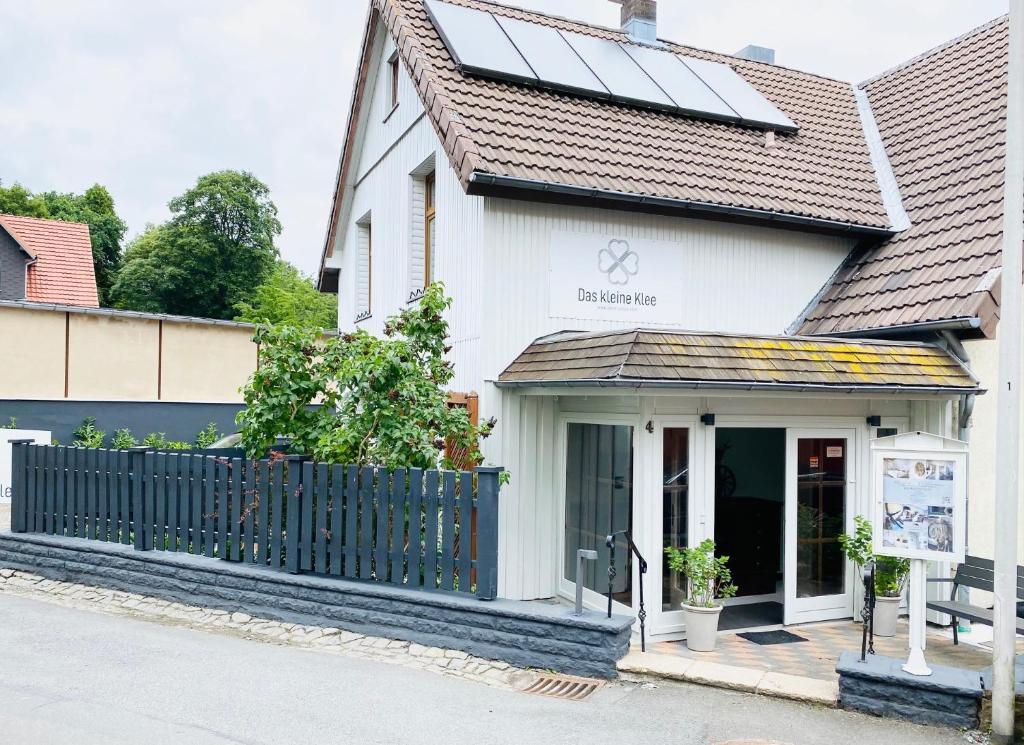 Das kleine Klee في بوكسفيس هاننكلي: منزل أبيض مع لوحات شمسية على السطح