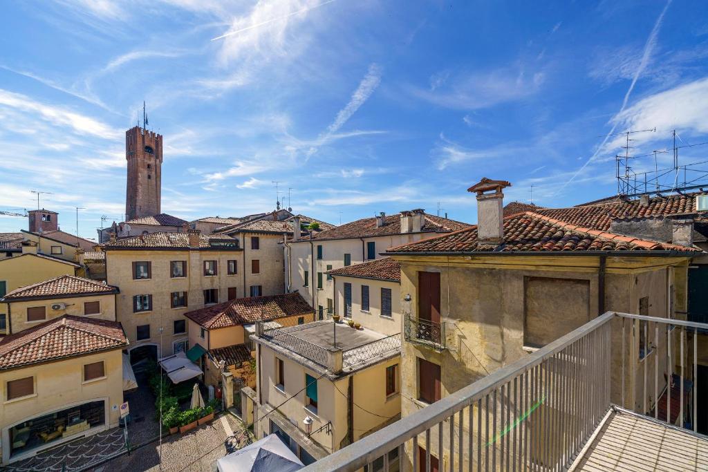 vista su una città con edifici e una torre di Residenza Ca'Fe a Treviso