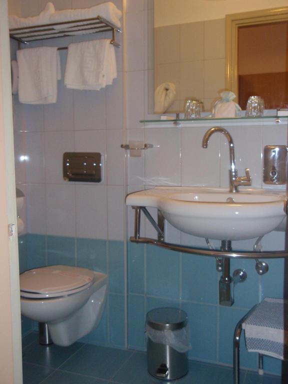 un bagno con lavandino e WC di Hotel Atlantis a Città di Corfù