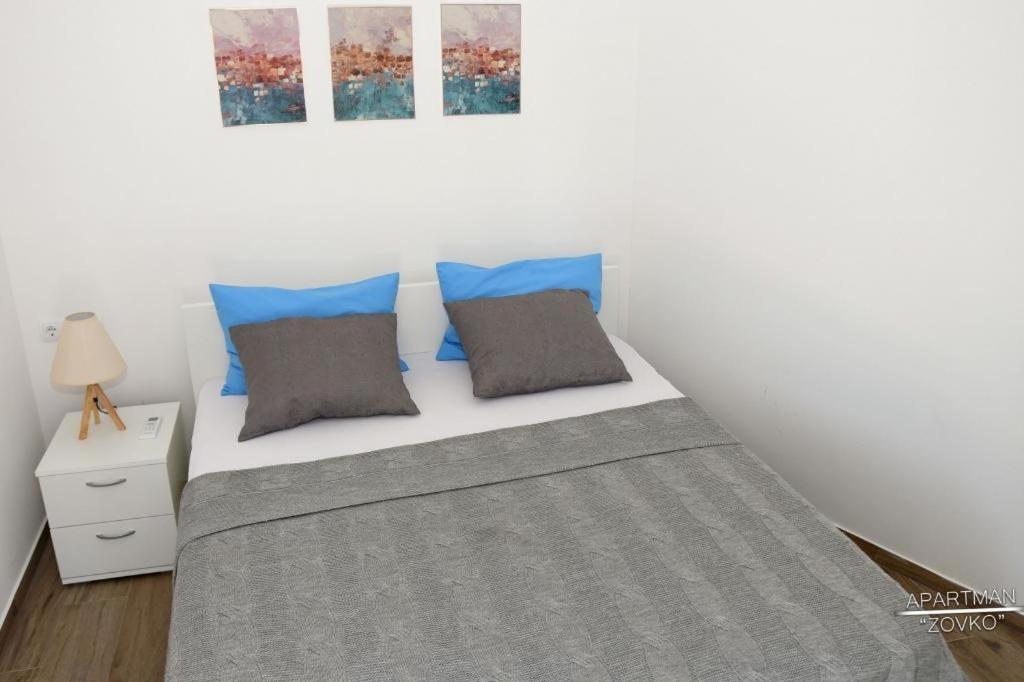 Postel nebo postele na pokoji v ubytování Holiday apartment in Okrug Gornji with terrace, air conditioning, WiFi, washing machine 5070-1