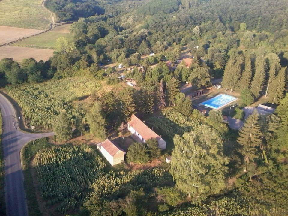 uma vista aérea de uma casa com piscina em Máré-vára vendégház em Magyaregregy