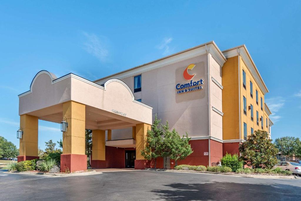 a front view of a cranberry hotel at Comfort Inn & Suites in Clinton