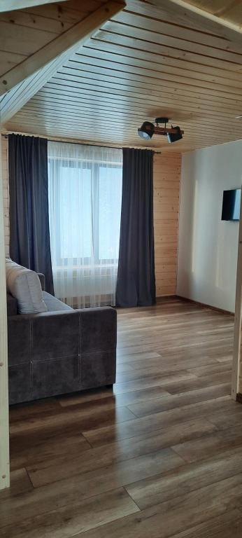 Postel nebo postele na pokoji v ubytování Буковеньки гостинний дім та котеджі