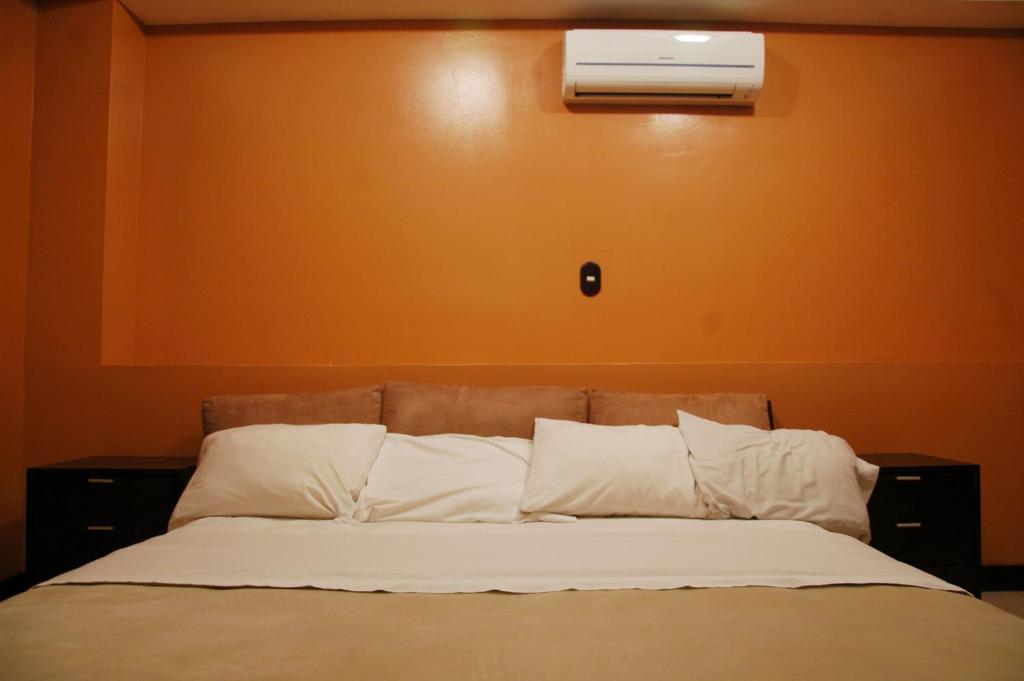 Postel nebo postele na pokoji v ubytování Alajuela Backpackers Airport Hostel