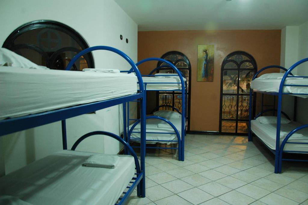 Postel nebo postele na pokoji v ubytování Alajuela Backpackers Airport Hostel