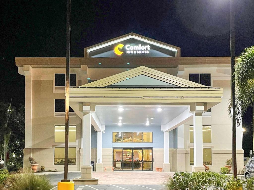 a building with a sign on top of it at Comfort Inn & Suites Sarasota I75 in Sarasota