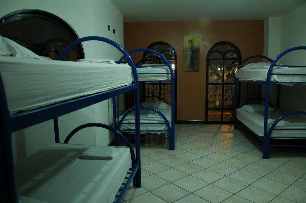 Postel nebo postele na pokoji v ubytování Alajuela Backpackers Airport Hostel