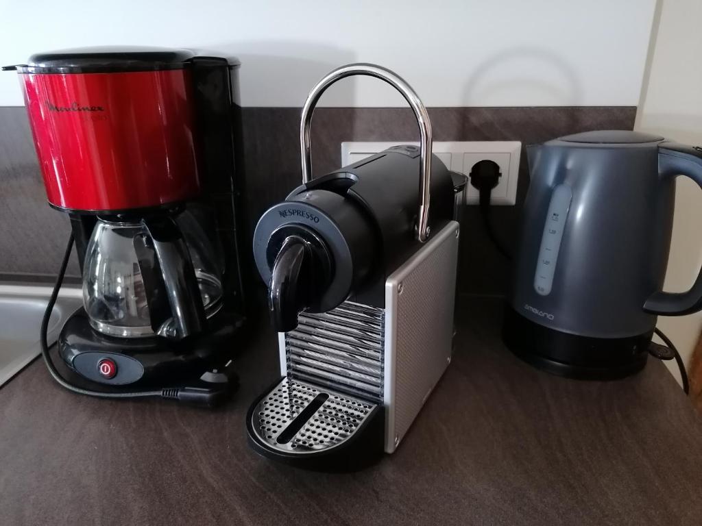 Příslušenství pro přípravu čaje a kávy v ubytování Apartments Susanne und Jasmin - Haus Sonnleitn