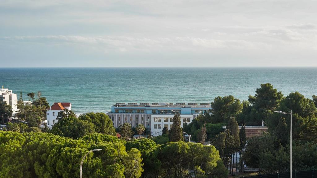 vista su una città e sull'oceano di Ocean View Apartment - Pool and Sea View & Albufeira Center ad Albufeira