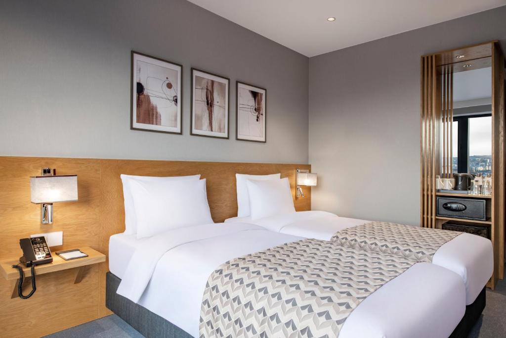 Postel nebo postele na pokoji v ubytování Clocks Hotel Tbilisi