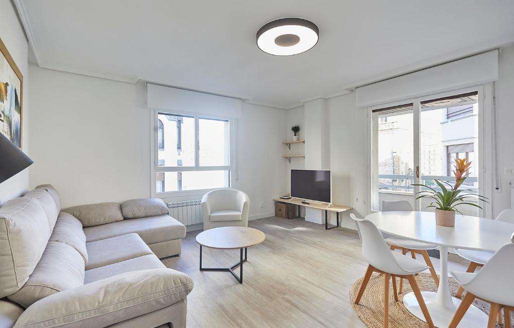 Televízia a/alebo spoločenská miestnosť v ubytovaní Victorina by Basque Homes