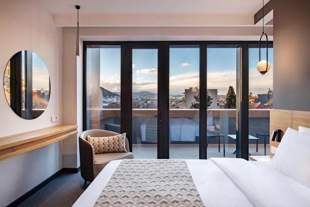 Postel nebo postele na pokoji v ubytování Clocks Hotel Tbilisi