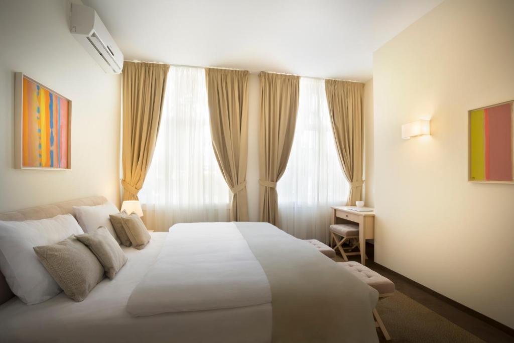 Łóżko lub łóżka w pokoju w obiekcie Apartments Belvedere - Liburnia