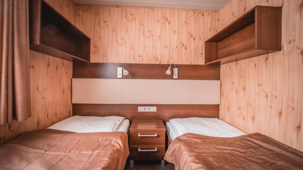 Postel nebo postele na pokoji v ubytování Kúpeľné domčeky - KÚPELE ČERVENÝ KLÁŠTOR Smerdžonka