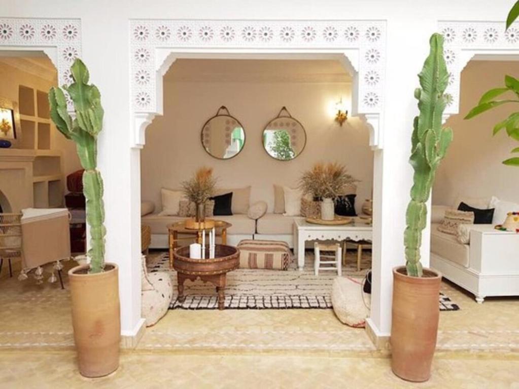 uma sala de estar com dois cactos em vasos em Riad Le Limoun and Spa em Marrakech