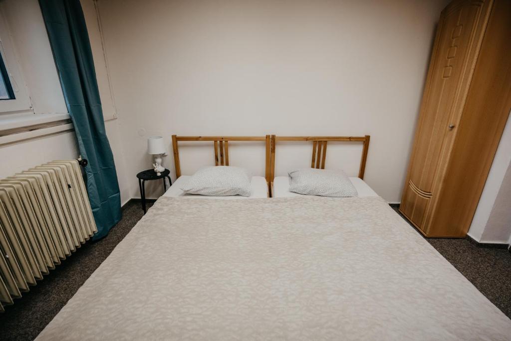 Postel nebo postele na pokoji v ubytování U Ztraceného potoka