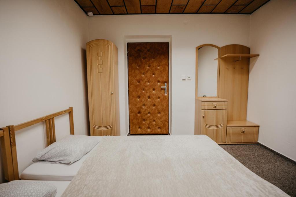 Postel nebo postele na pokoji v ubytování U Ztraceného potoka