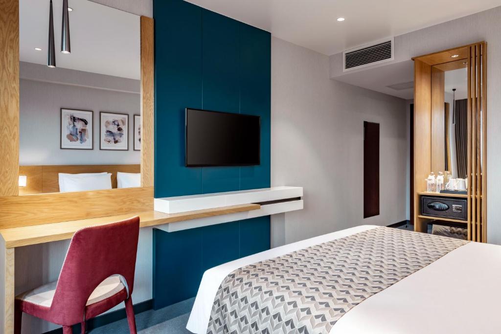 Postel nebo postele na pokoji v ubytování Clocks Hotel Tbilisi