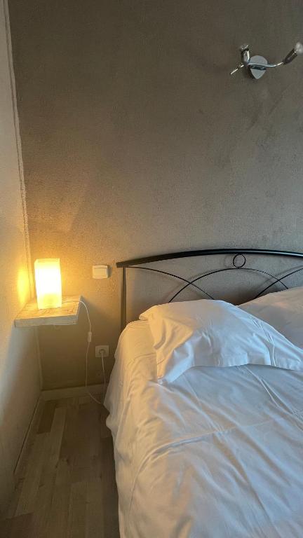 Postel nebo postele na pokoji v ubytování L'Excess Hotel