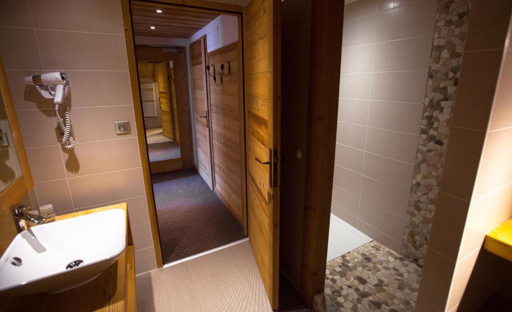Koupelna v ubytování Hôtel L'Ensoleillé