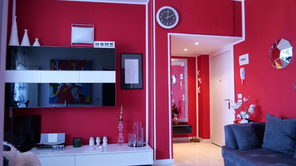 ein Wohnzimmer mit einer roten Wand in der Unterkunft Квартира люкс в Милане (Appartamento di lusso a Milano) in Sesto San Giovanni
