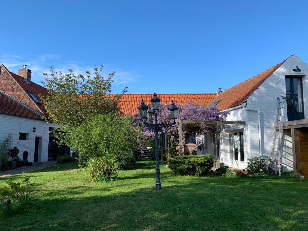 ein Straßenlicht im Hof eines Hauses in der Unterkunft Ferme rénovée 300M2 La Casa JEB : Charme, Calme et Nature in Moncheaux